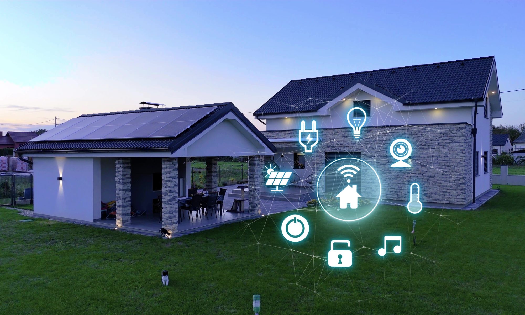 Modern smart home equipped with rooftop solar panels and connected-home icons representing energy management, lighting, security, climate control, and automation.