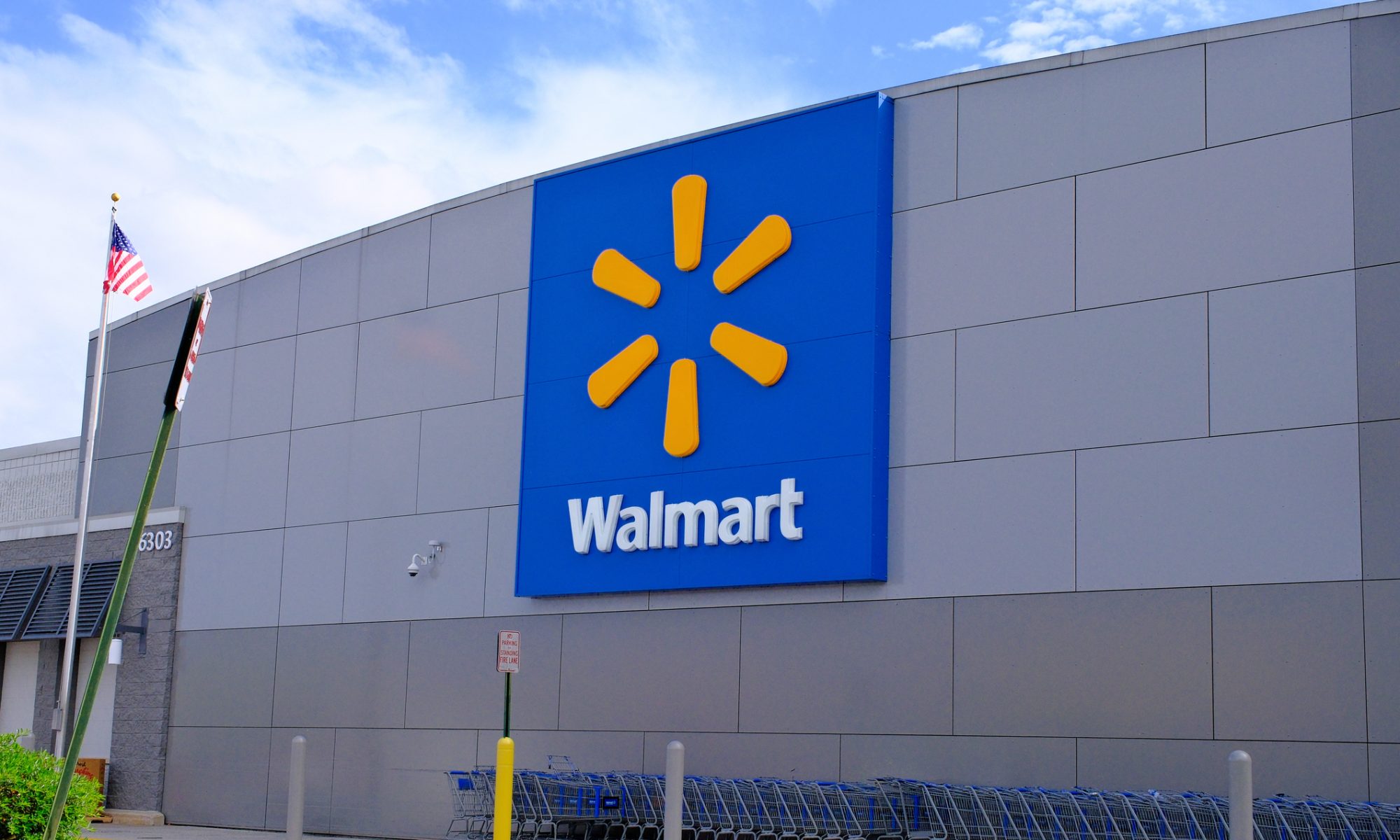 Walmart Q2 earnings beat estimates and lifted full-year guidance, yet U.S. same-store sales missed on softer traffic — and the stock fell. Here's why.