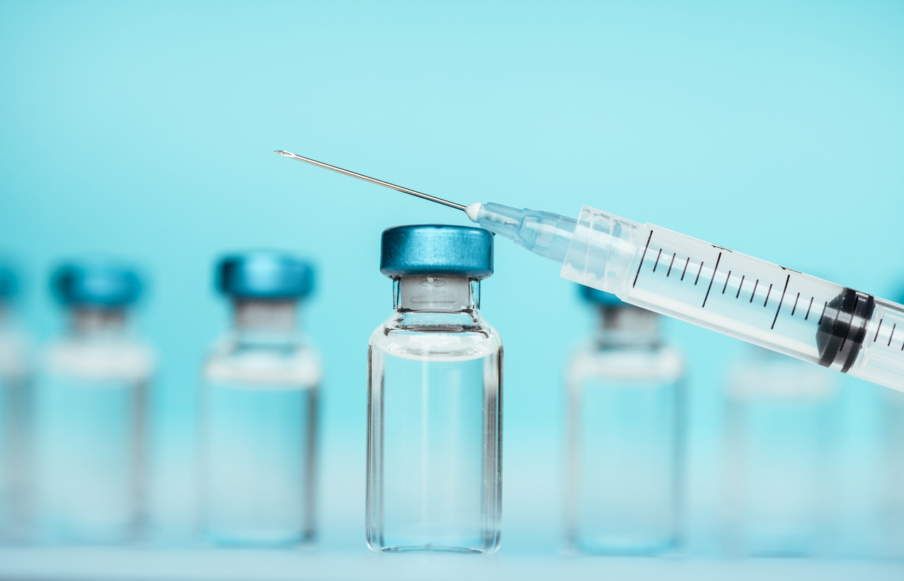 Medical syringe positioned above a clear injectable drug vial, representing Novo Nordisk and Nanexa’s collaboration to develop longer-acting injectable medicines.